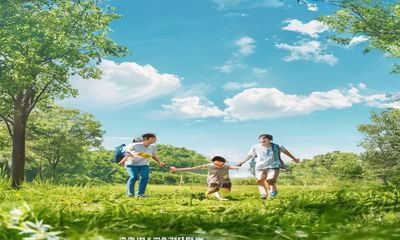 一家三口在公园草坪上野餐，孩子在奔跑，父母相视而笑，画面充满幸福家庭氛围，背景是绿色草地与蓝天